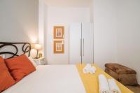A bed or beds in a room at HomeySeville-Preciosa Casa Independiente Alfalfa, Parking Optional