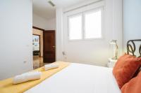 A bed or beds in a room at HomeySeville-Preciosa Casa Independiente Alfalfa, Parking Optional