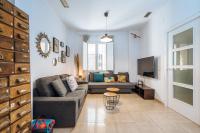 A television and/or entertainment centre at HomeySeville-Preciosa Casa Independiente Alfalfa, Parking Optional