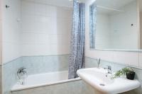 A bathroom at HomeySeville-Preciosa Casa Independiente Alfalfa, Parking Optional