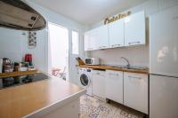 A kitchen or kitchenette at HomeySeville-Preciosa Casa Independiente Alfalfa, Parking Optional