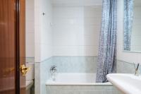 A bathroom at HomeySeville-Preciosa Casa Independiente Alfalfa, Parking Optional
