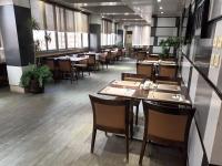 开罗开罗金园大酒店，赫利奥波利斯的餐厅里有桌椅的餐厅