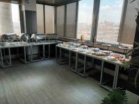 开罗开罗金园大酒店，赫利奥波利斯的餐厅内供应的自助餐