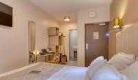 Telewizja i/lub zestaw kina domowego w obiekcie Hôtel L'Orée des plages