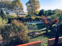 Ogród w obiekcie Gites de Marchet