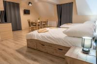 Łóżko lub łóżka w pokoju w obiekcie Apartamenty Na Rozstaju
