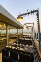 Un restaurante u otro lugar para comer en Ramee International Surat