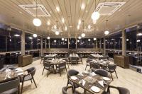 Un restaurante u otro lugar para comer en Ramee International Surat