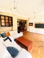 Televízia a/alebo spoločenská miestnosť v ubytovaní Neoclassical 2Bed in Kallimarmaro