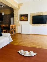 Televízia a/alebo spoločenská miestnosť v ubytovaní Neoclassical 2Bed in Kallimarmaro