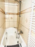 Kúpeľňa v ubytovaní Neoclassical 2Bed in Kallimarmaro