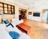 Televízia a/alebo spoločenská miestnosť v ubytovaní Neoclassical 2Bed in Kallimarmaro