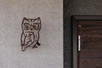 a drawing of an owl on a wall at 輕塵別院Serenegray B&amp;B in Wujie