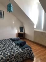 Łóżko lub łóżka w pokoju w obiekcie Maison conviviale aux abords de la vieille ville
