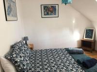 Łóżko lub łóżka w pokoju w obiekcie Maison conviviale aux abords de la vieille ville