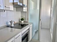Kuchyňa alebo kuchynka v ubytovaní ÁTICO VALDELAGRANA PLAYA - Aire Acondicionado y Piscina