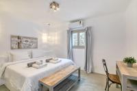 A bed or beds in a room at Lkm 4 Bed Villa Air Panormos Mykonos