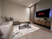 Televízia a/alebo spoločenská miestnosť v ubytovaní Supreme City Heart Suites