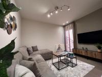 Televízia a/alebo spoločenská miestnosť v ubytovaní Supreme City Heart Suites