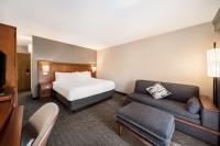 una habitación de hotel con una cama y un sofá en Sonesta Select San Jose Airport, en San José