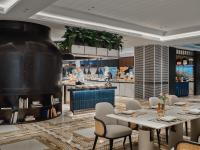 un restaurante con mesa y sillas y una cocina en Hotel Indigo Shenzhen Overseas Chinese Town by IHG, en Shenzhen