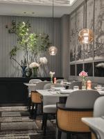 Un comedor con mesas, sillas y candelabros. en Hotel Indigo Shenzhen Overseas Chinese Town by IHG, en Shenzhen