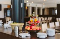 une table avec deux bols de fruits au-dessus dans l'établissement Tagungszentrum Blaubeuren, à Blaubeuren