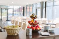 une table avec deux paniers de fruits au-dessus dans l'établissement Tagungszentrum Blaubeuren, à Blaubeuren
