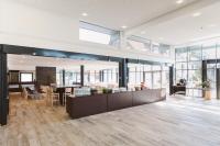 Cette grande chambre dispose d'une table, de chaises et de fenêtres. dans l'établissement Tagungszentrum Blaubeuren, à Blaubeuren