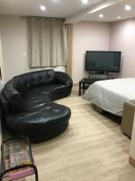 Telewizja i/lub zestaw kina domowego w obiekcie Paisible logement tout équipé pour 1 à 6 personnes