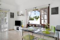 A television and/or entertainment centre at Bungalow Paraiso