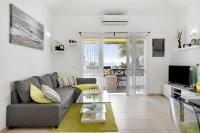 A television and/or entertainment centre at Bungalow Paraiso