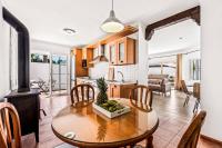 A kitchen or kitchenette at Villa El Algarrobo