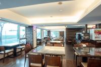 Restoran või mõni muu söögikoht majutusasutuses 觀海樓海景大飯店 Hotel Cloud Riverside