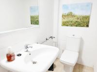 A bathroom at HomeySeville-Preciosa Casa Independiente Alfalfa, Parking Optional