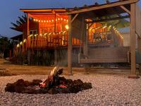 una hoguera frente a una casa por la noche en Villarreal Lodge Hotel Ecológico, en Totolapan