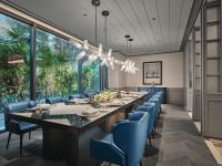 Un comedor con una mesa larga y sillas azules. en Hotel Indigo Shenzhen Overseas Chinese Town by IHG, en Shenzhen