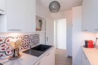 Kuchnia lub aneks kuchenny w obiekcie Apartment With Panoramic Sea View, Walk To The Beach - Maréchal Juin by Halldis