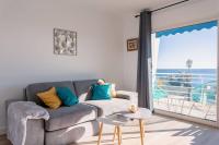 Część wypoczynkowa w obiekcie Apartment With Panoramic Sea View, Walk To The Beach - Maréchal Juin by Halldis