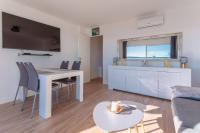 Telewizja i/lub zestaw kina domowego w obiekcie Apartment With Panoramic Sea View, Walk To The Beach - Maréchal Juin by Halldis