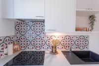 Kuchnia lub aneks kuchenny w obiekcie Apartment With Panoramic Sea View, Walk To The Beach - Maréchal Juin by Halldis