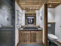 Łazienka w obiekcie Magnifique appartement avec jacuzzi extérieur privé à Val d'Isère - FR-1-567-99