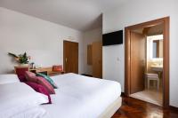 Posteľ alebo postele v izbe v ubytovaní Aramis Deluxe Rooms