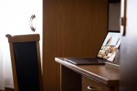 Televízia a/alebo spoločenská miestnosť v ubytovaní Aramis Deluxe Rooms