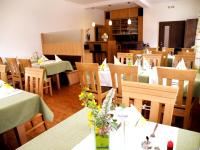 Un restaurant u otro lugar para comer en Zum Schwarzen Bären