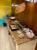 Comida en o cerca de este hotel