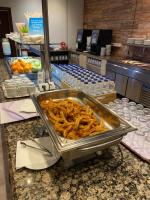 Comida en o cerca de este hotel