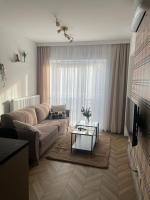 Televízia a/alebo spoločenská miestnosť v ubytovaní Apartament przy Karmelu