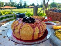 ParaopebaにあるSertão Veredas Hotel Fazendaの皿の上のケーキ